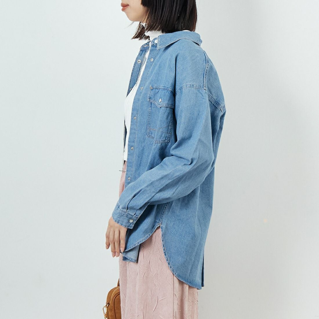 SOMETHING [サムシング] ビッグデニムシャツ [ST224] 198 M.BLUE &&モデル身長：162cm 着用サイズ：F&&