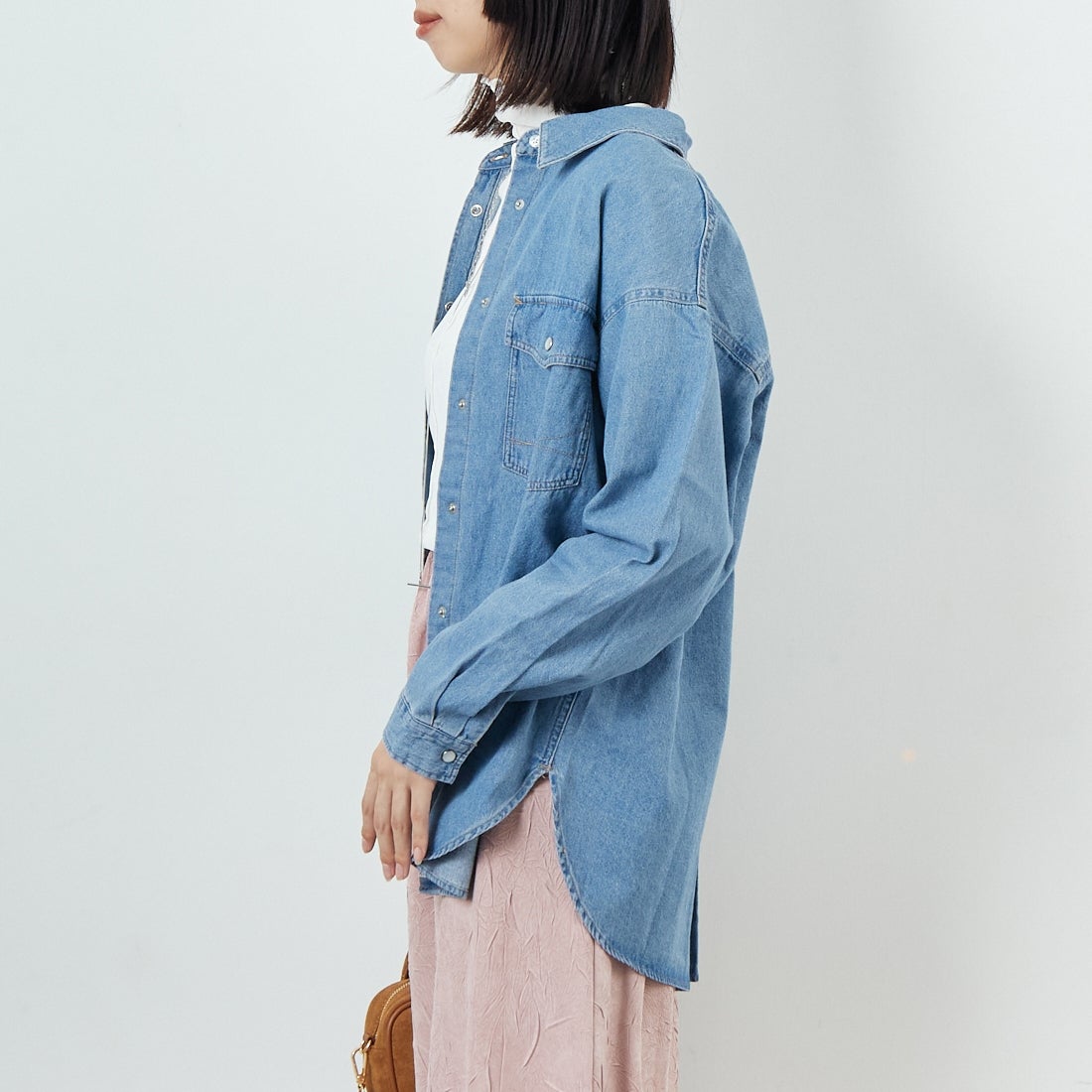 SOMETHING [サムシング] ビッグデニムシャツ [ST224] 198 M.BLUE &&モデル身長：162cm 着用サイズ：F&&