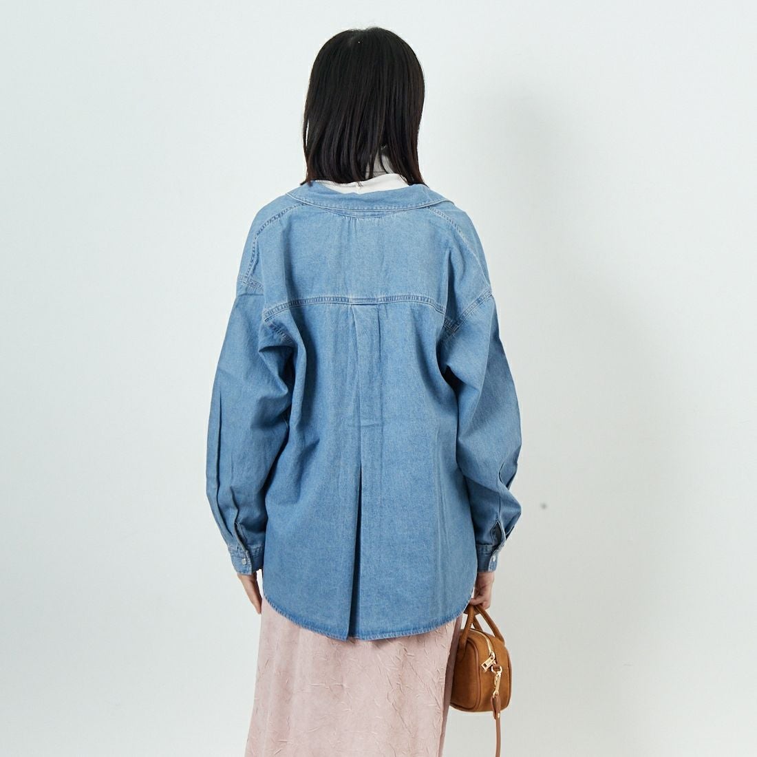 SOMETHING [サムシング] ビッグデニムシャツ [ST224] 198 M.BLUE &&モデル身長：162cm 着用サイズ：F&&