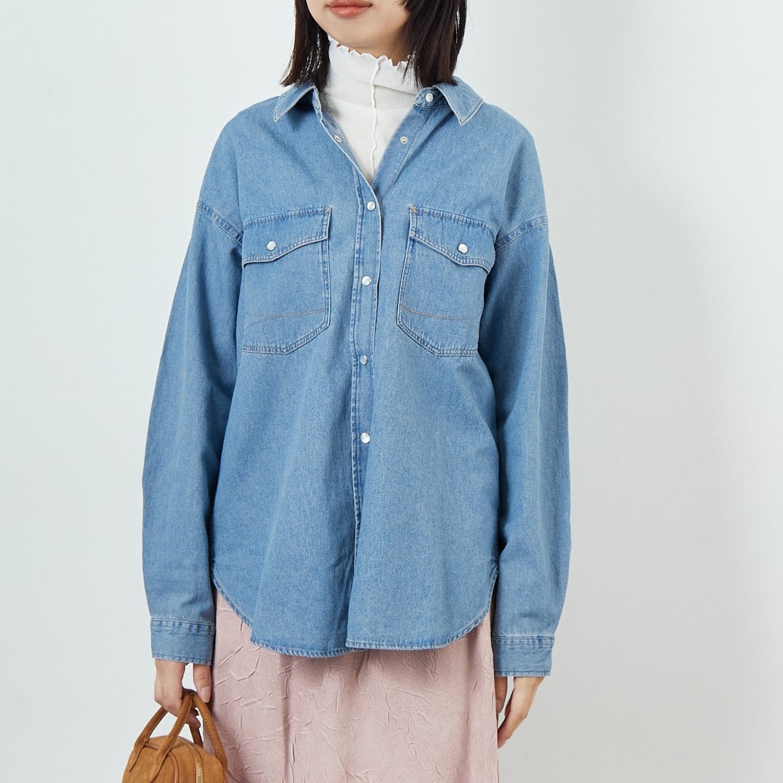 SOMETHING [サムシング] ビッグデニムシャツ [ST224] 198 M.BLUE &&モデル身長：162cm 着用サイズ：F&&