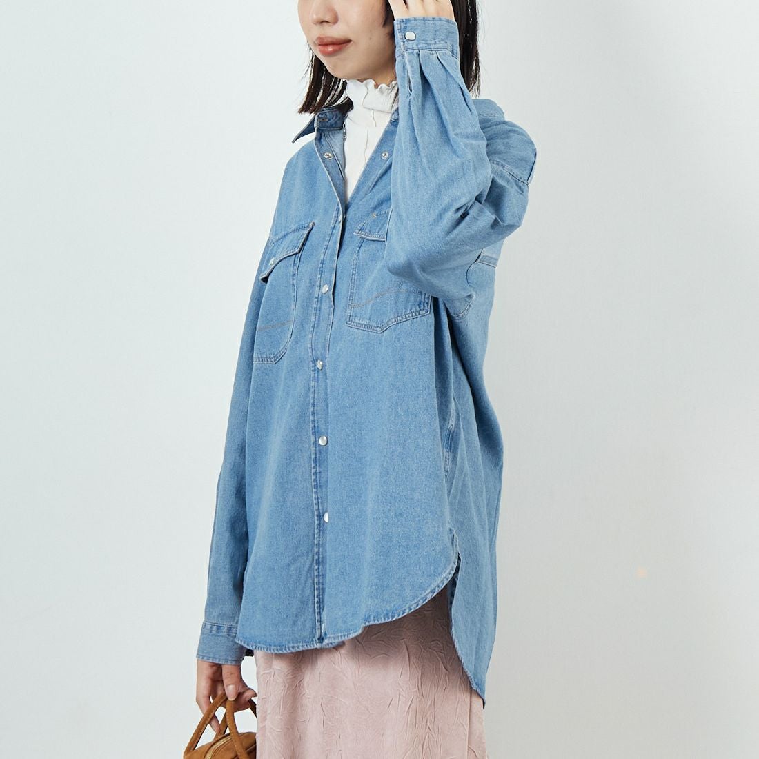 SOMETHING [サムシング] ビッグデニムシャツ [ST224] 198 M.BLUE &&モデル身長：162cm 着用サイズ：F&&