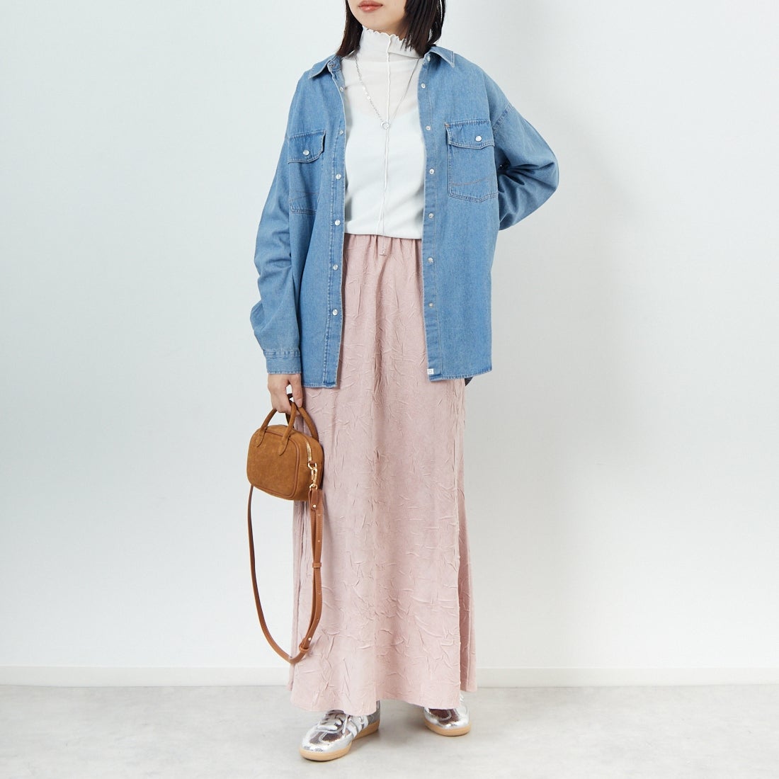 SOMETHING [サムシング] ビッグデニムシャツ [ST224] 198 M.BLUE &&モデル身長：162cm 着用サイズ：F&&