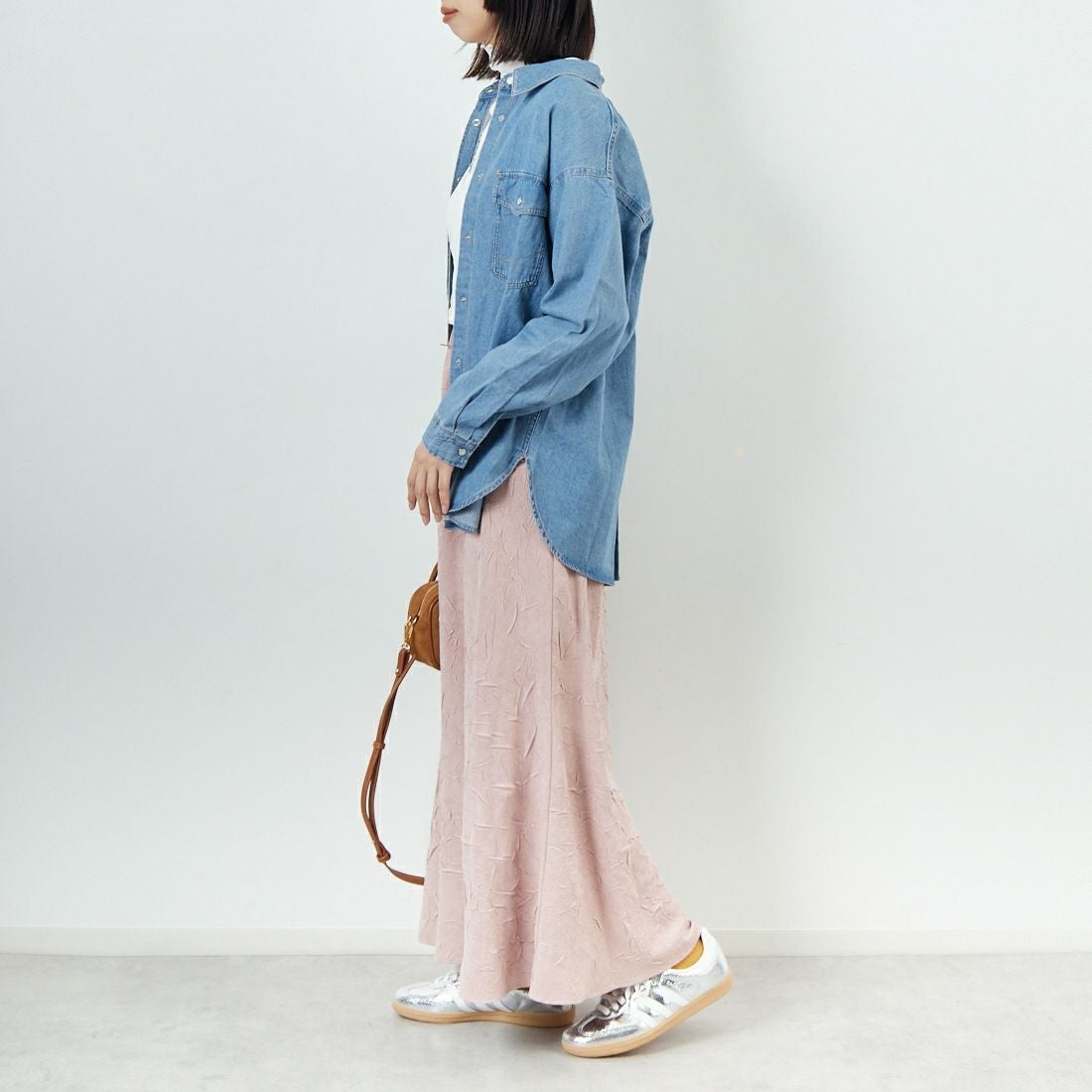 SOMETHING [サムシング] ビッグデニムシャツ [ST224] 198 M.BLUE &&モデル身長：162cm 着用サイズ：F&&