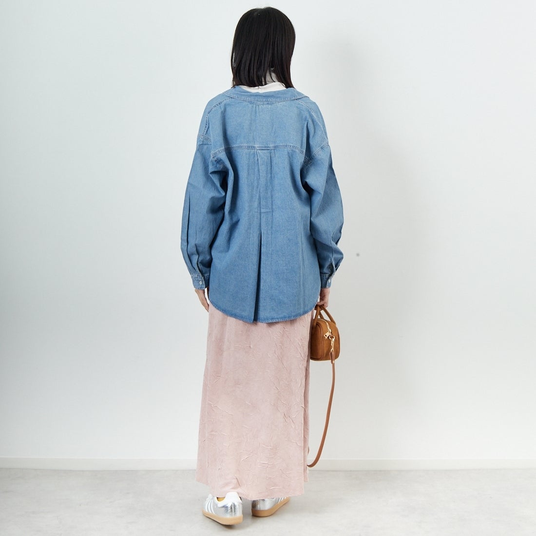 SOMETHING [サムシング] ビッグデニムシャツ [ST224] 198 M.BLUE &&モデル身長：162cm 着用サイズ：F&&