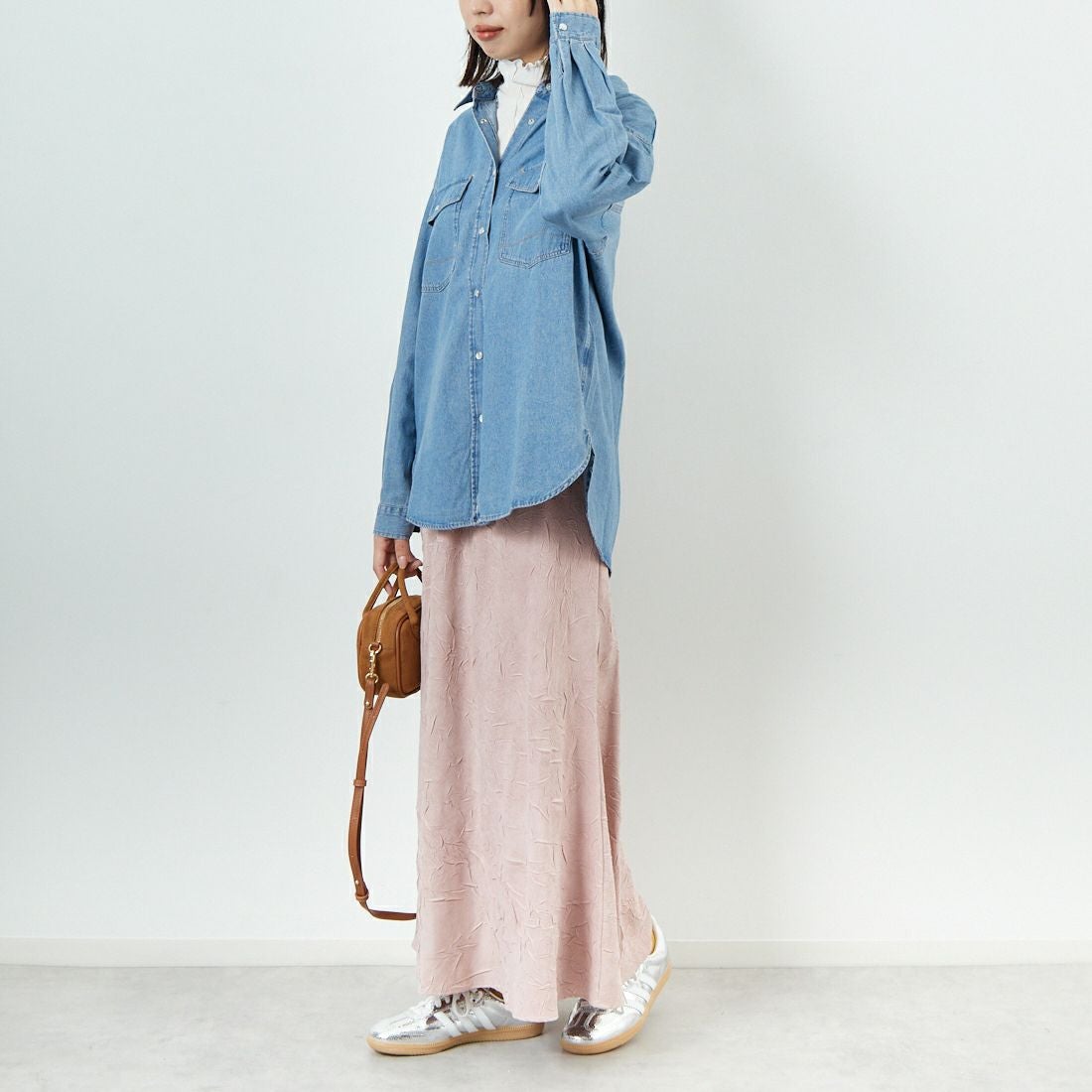 SOMETHING [サムシング] ビッグデニムシャツ [ST224] 198 M.BLUE &&モデル身長：162cm 着用サイズ：F&&