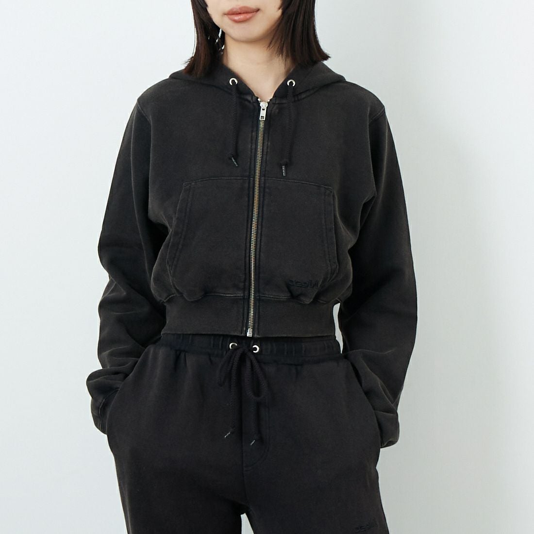 X-girl [エックスガール] ダスティコンパクトジップアップフーディ [105253012003] BLACK &&モデル身長：162cm 着用サイズ：M&&