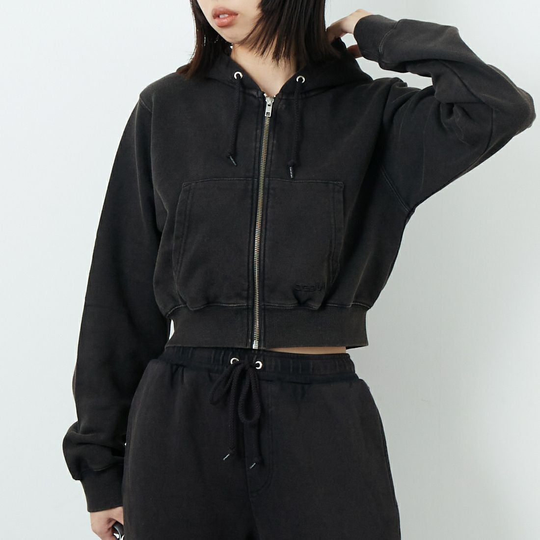 X-girl [エックスガール] ダスティコンパクトジップアップフーディ [105253012003] BLACK &&モデル身長：162cm 着用サイズ：M&&