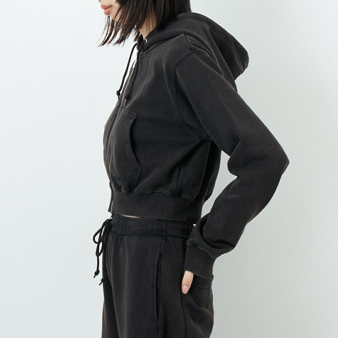 X-girl [エックスガール] ダスティコンパクトジップアップフーディ [105253012003] BLACK &&モデル身長：162cm 着用サイズ：M&&