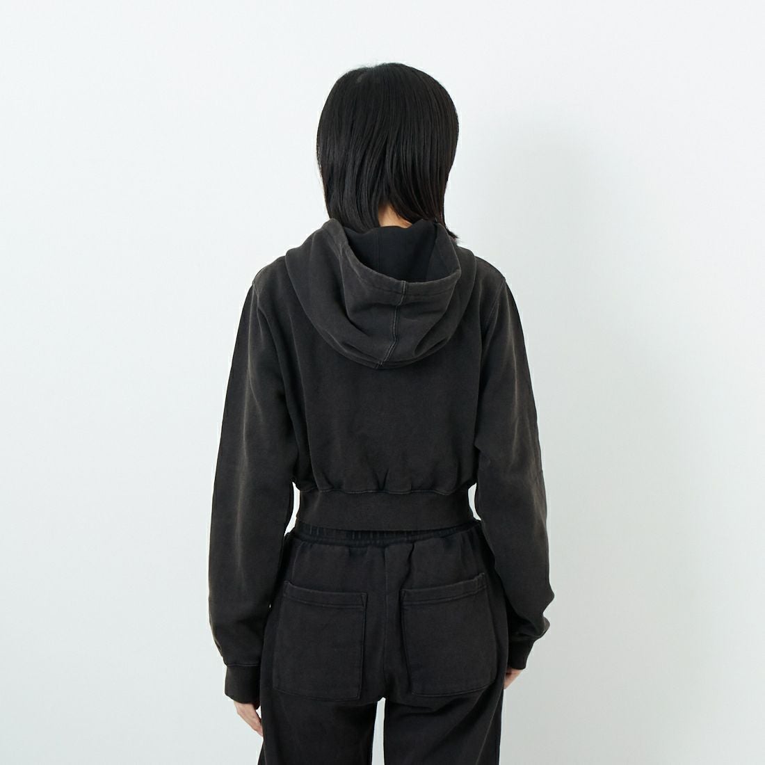 X-girl [エックスガール] ダスティコンパクトジップアップフーディ [105253012003] BLACK &&モデル身長：162cm 着用サイズ：M&&