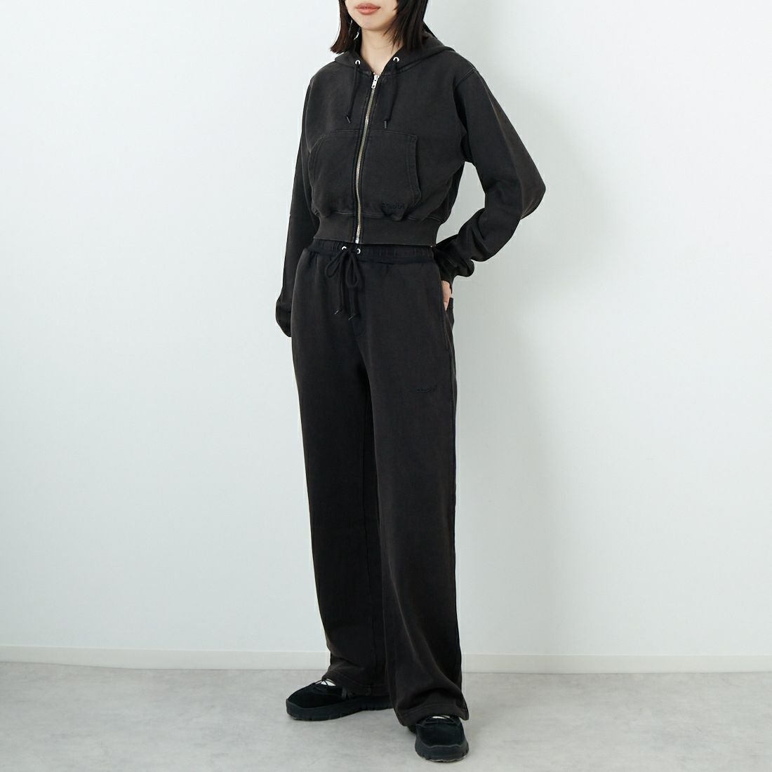 X-girl [エックスガール] ダスティコンパクトジップアップフーディ [105253012003] BLACK &&モデル身長：162cm 着用サイズ：M&&