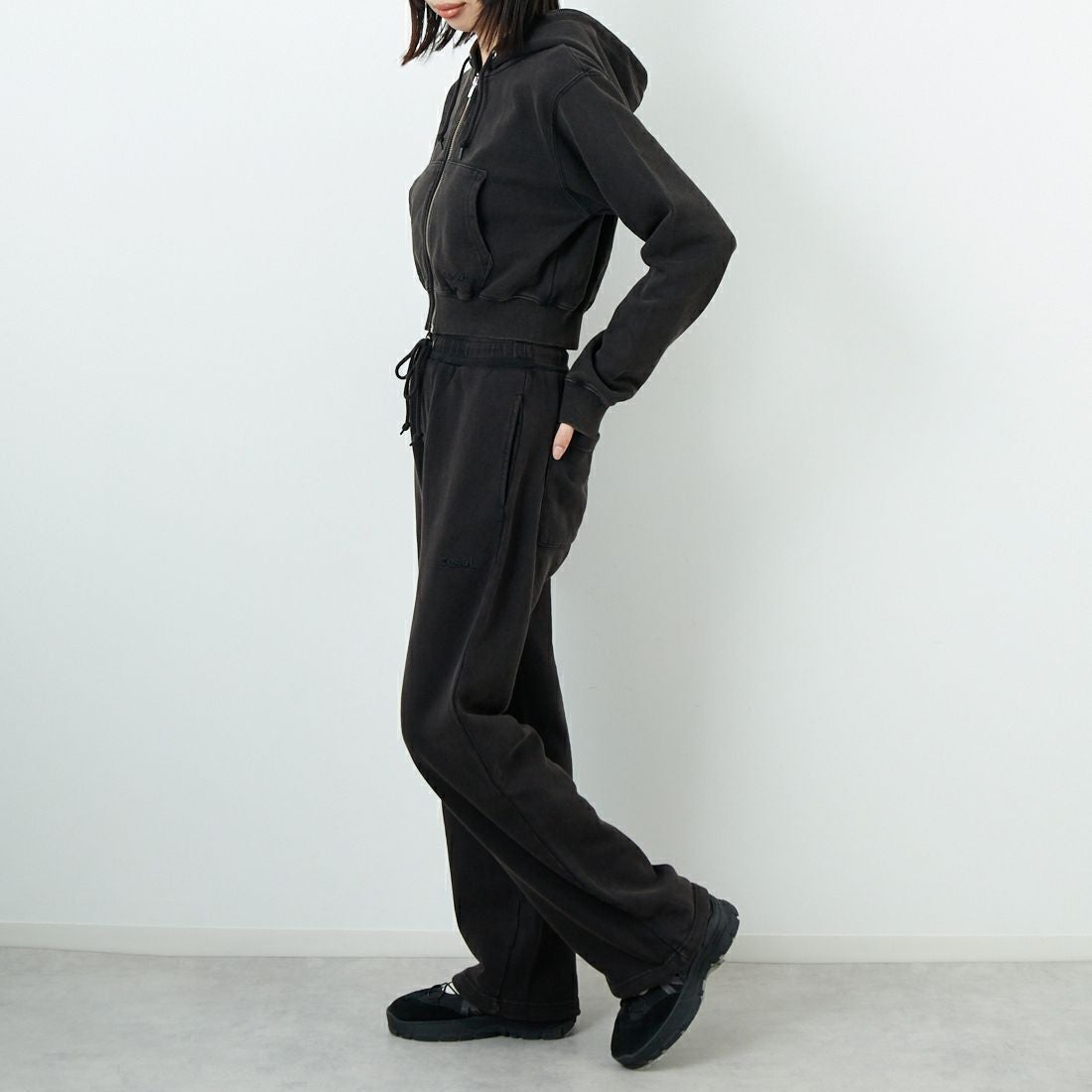 X-girl [エックスガール] ダスティコンパクトジップアップフーディ [105253012003] BLACK &&モデル身長：162cm 着用サイズ：M&&