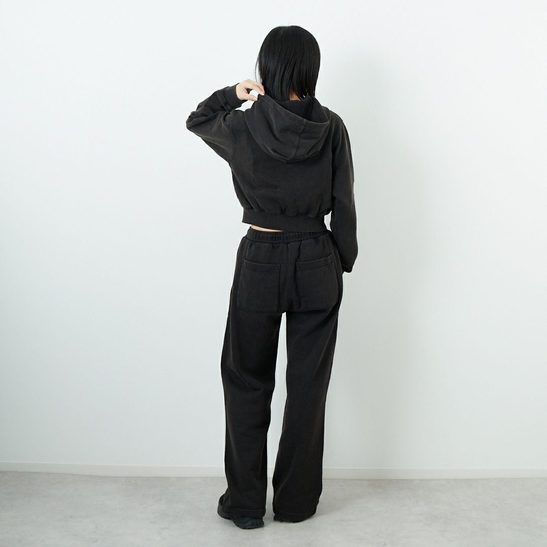 X-girl [エックスガール] ダスティコンパクトジップアップフーディ [105253012003] BLACK &&モデル身長：162cm 着用サイズ：M&&