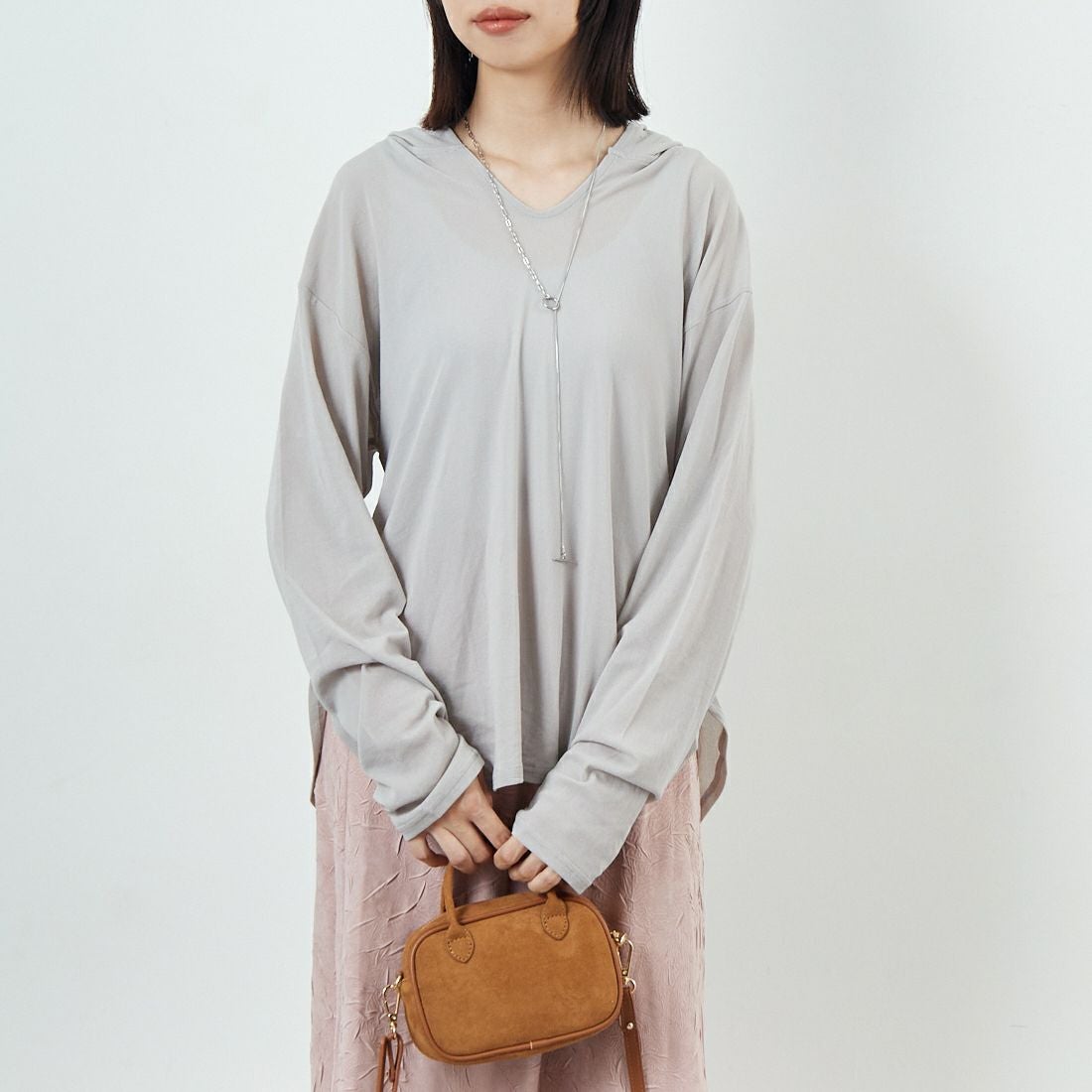 CHIGNON [シニヨン] シアーフーディプルオーバー [8654-086KK] GRAY &&モデル身長：162cm 着用サイズ：F&&