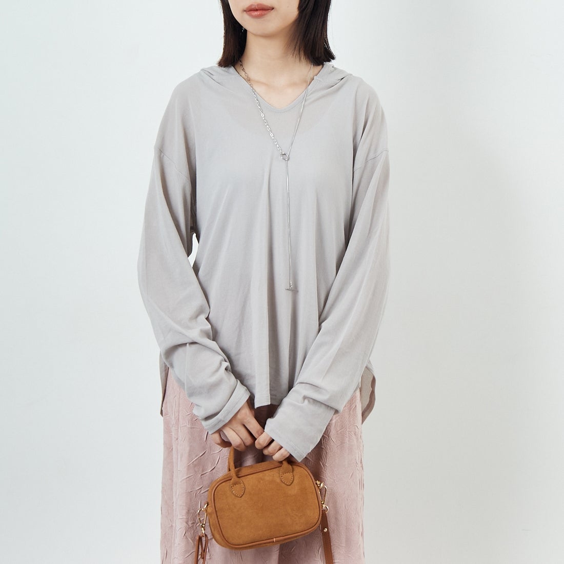 CHIGNON [シニヨン] シアーフーディプルオーバー [8654-086KK] GRAY &&モデル身長：162cm 着用サイズ：F&&