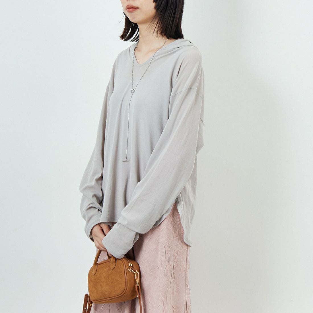 CHIGNON [シニヨン] シアーフーディプルオーバー [8654-086KK] GRAY &&モデル身長：162cm 着用サイズ：F&&