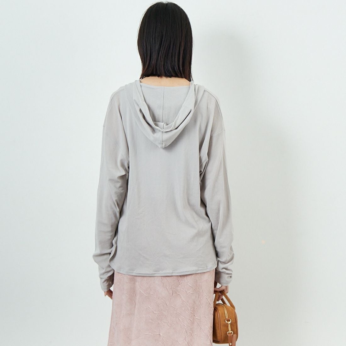 CHIGNON [シニヨン] シアーフーディプルオーバー [8654-086KK] GRAY &&モデル身長：162cm 着用サイズ：F&&