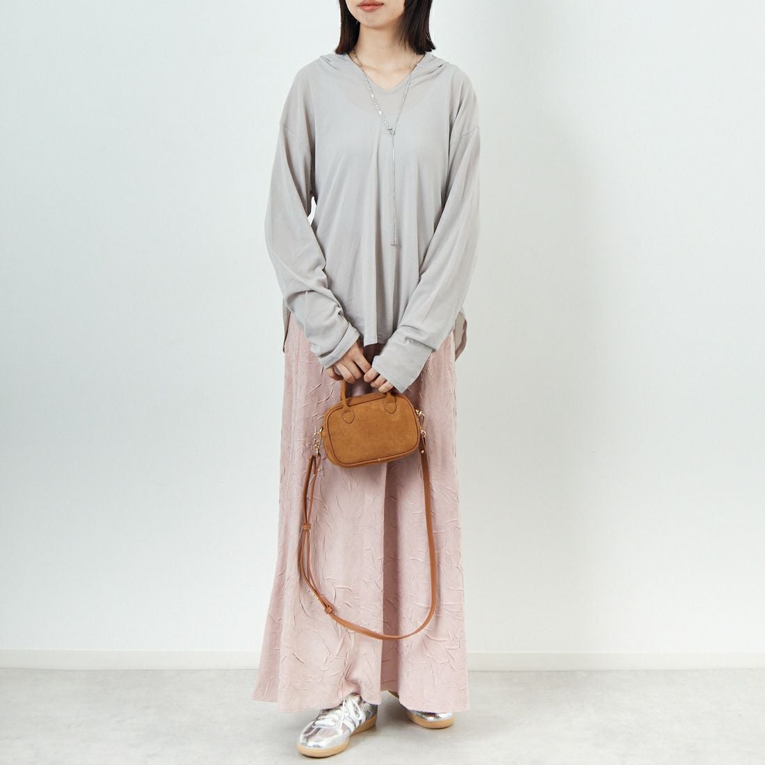 CHIGNON [シニヨン] シアーフーディプルオーバー [8654-086KK] GRAY &&モデル身長：162cm 着用サイズ：F&&