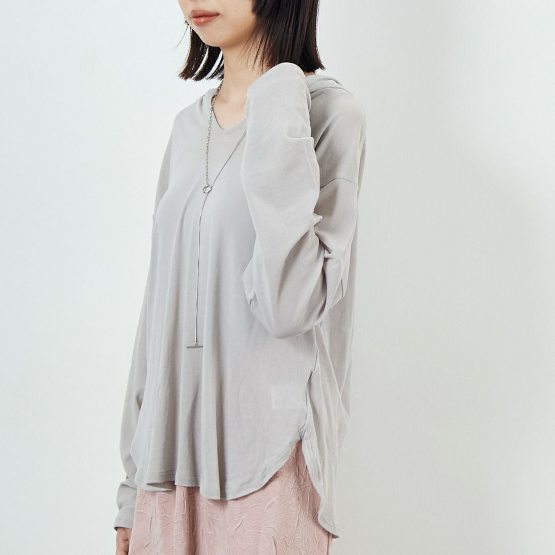 CHIGNON [シニヨン] シアーフーディプルオーバー [8654-086KK] GRAY &&モデル身長：162cm 着用サイズ：F&&