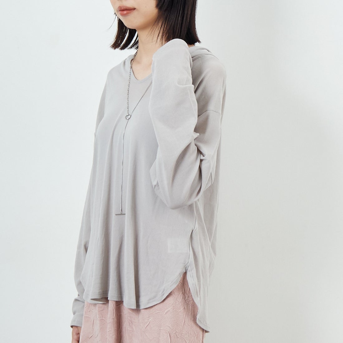 CHIGNON [シニヨン] シアーフーディプルオーバー [8654-086KK] GRAY &&モデル身長：162cm 着用サイズ：F&&