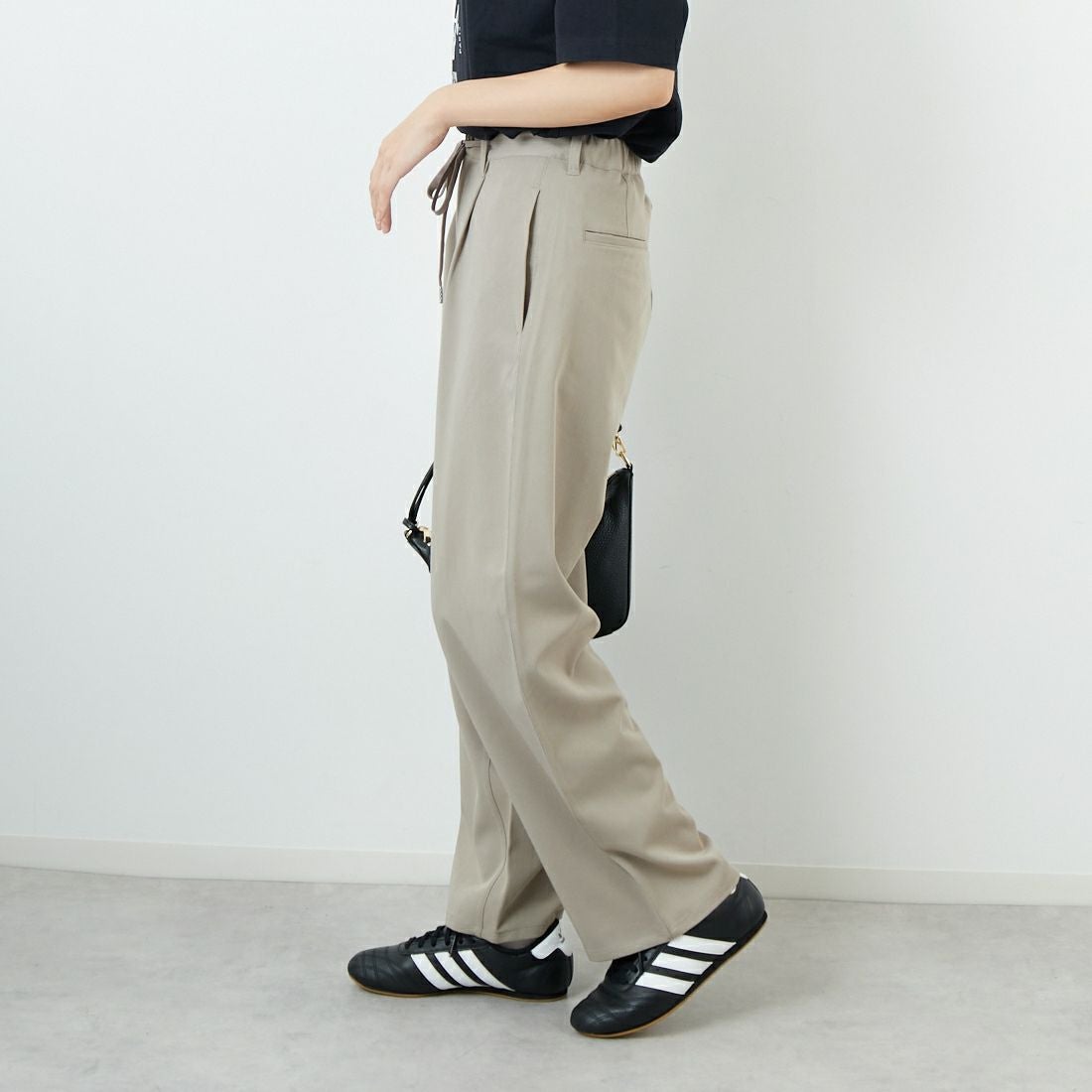 Noir Fabrik [ヌワールファブリック] ウエストドロー付カーブイージーパンツ [IN17-PT-5] KHK BEIGE &&モデル身長：162cm 着用サイズ：XS&&