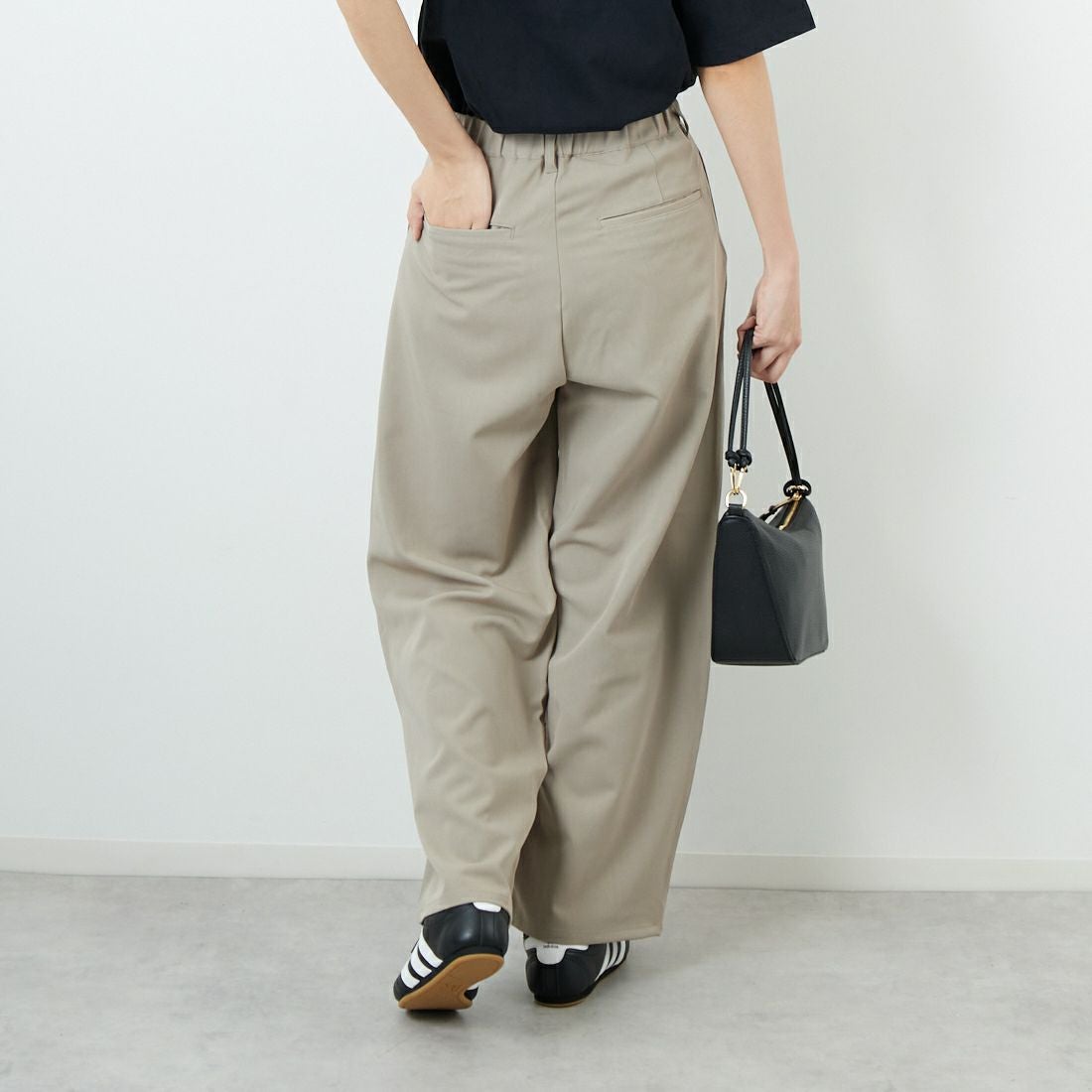 Noir Fabrik [ヌワールファブリック] ウエストドロー付カーブイージーパンツ [IN17-PT-5] KHK BEIGE &&モデル身長：162cm 着用サイズ：XS&&