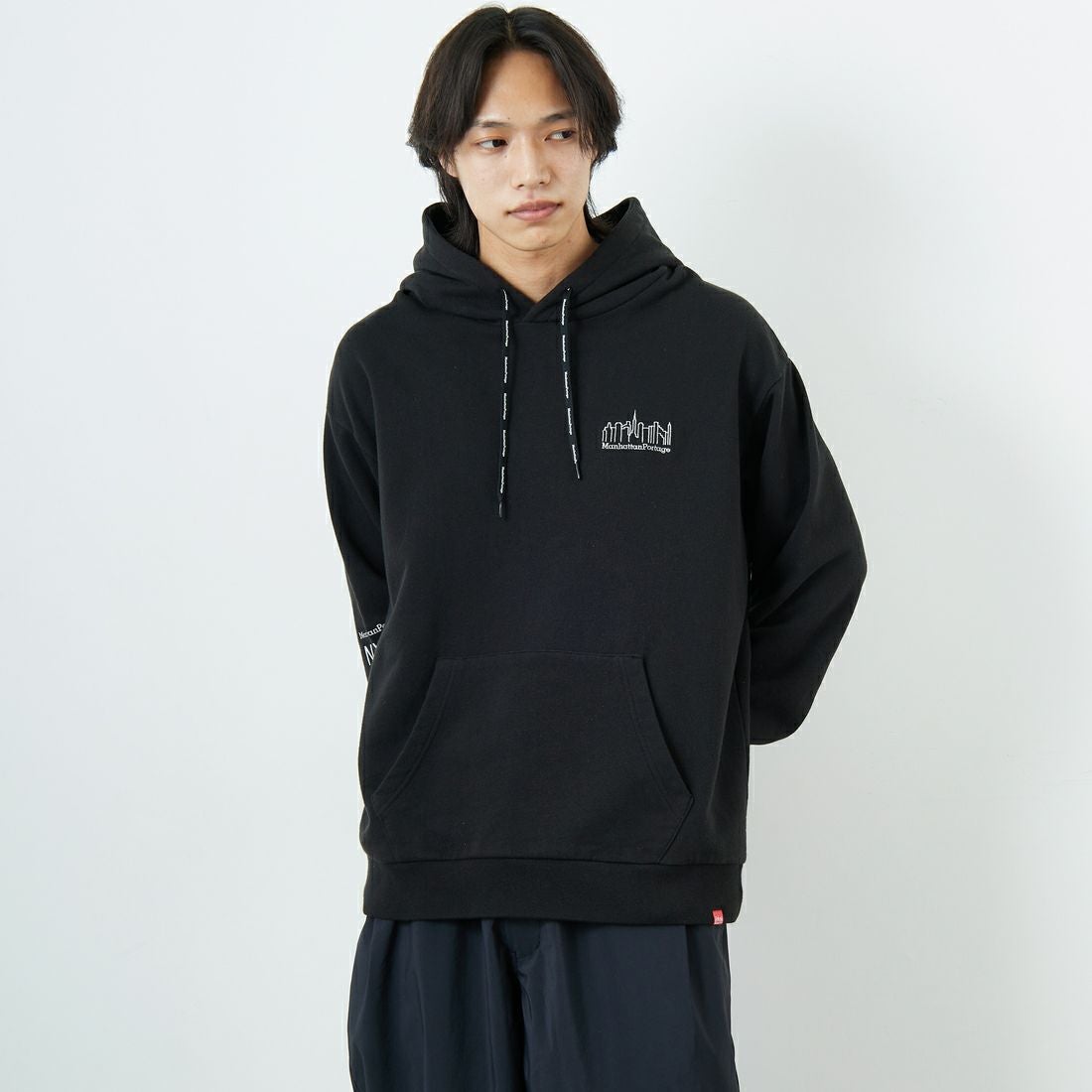 MANHATTAN PORTAGE [マンハッタンポーテージ] ロゴ刺繍スウェットフーディ [MP-M599] 09 BLACK &&モデル身長：179cm 着用サイズ：L&&