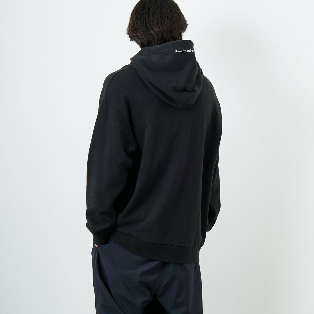 MANHATTAN PORTAGE [マンハッタンポーテージ] ロゴ刺繍スウェットフーディ [MP-M599] 09 BLACK &&モデル身長：179cm 着用サイズ：L&&