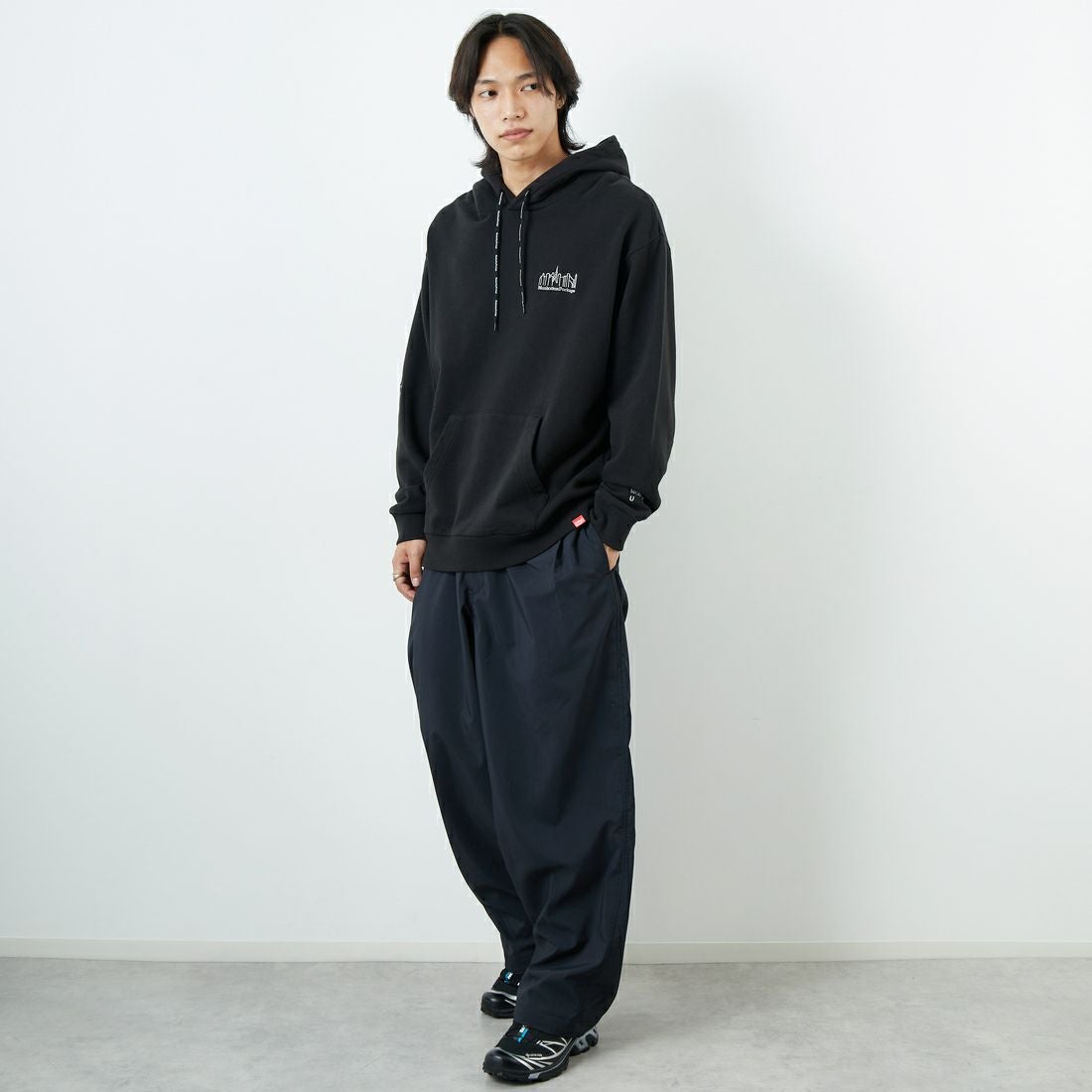 MANHATTAN PORTAGE [マンハッタンポーテージ] ロゴ刺繍スウェットフーディ [MP-M599] 09 BLACK &&モデル身長：179cm 着用サイズ：L&&
