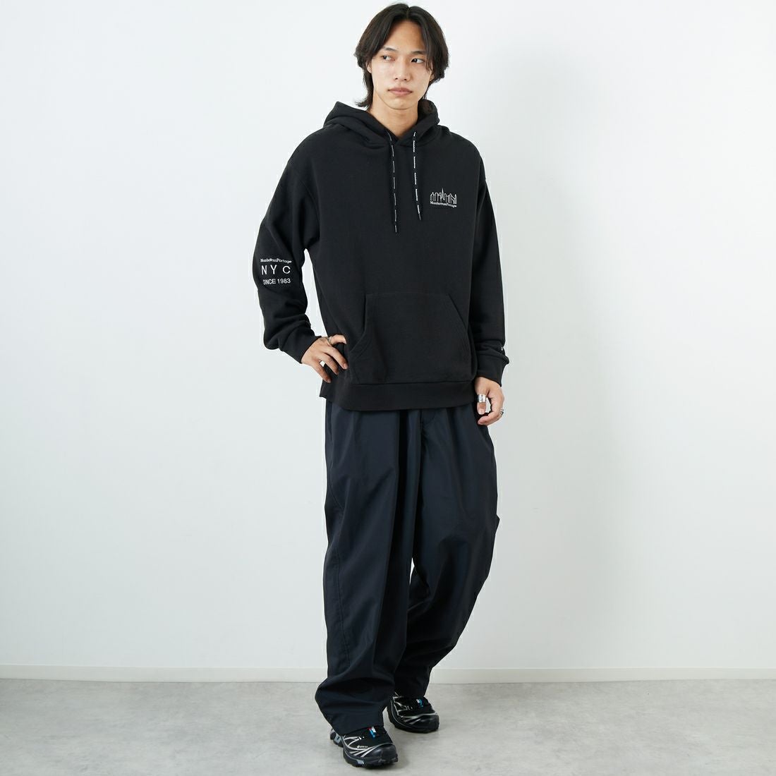 MANHATTAN PORTAGE [マンハッタンポーテージ] ロゴ刺繍スウェットフーディ [MP-M599] 09 BLACK &&モデル身長：179cm 着用サイズ：L&&