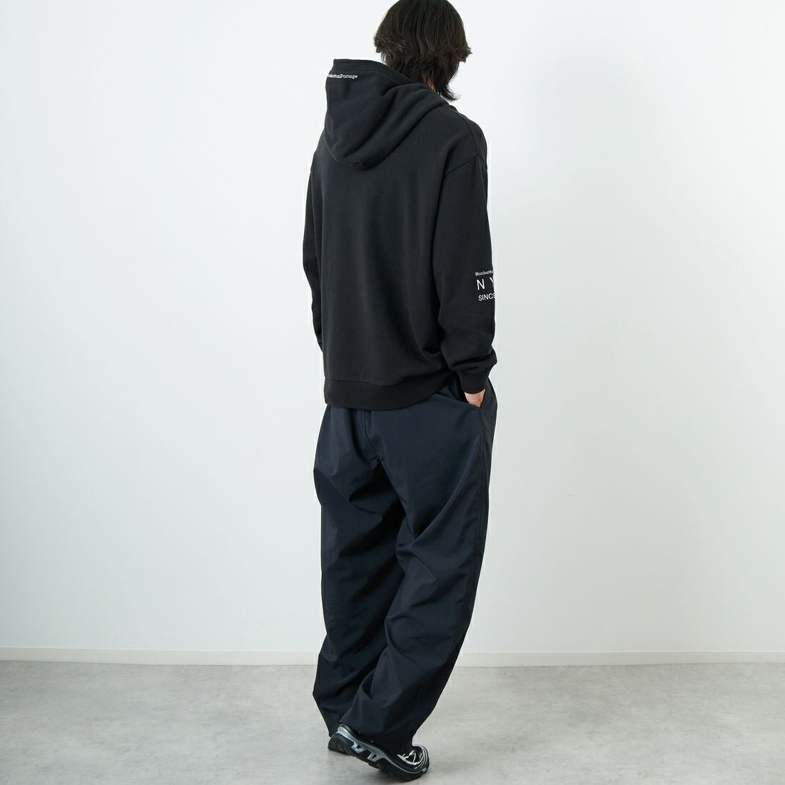 MANHATTAN PORTAGE [マンハッタンポーテージ] ロゴ刺繍スウェットフーディ [MP-M599] 09 BLACK &&モデル身長：179cm 着用サイズ：L&&