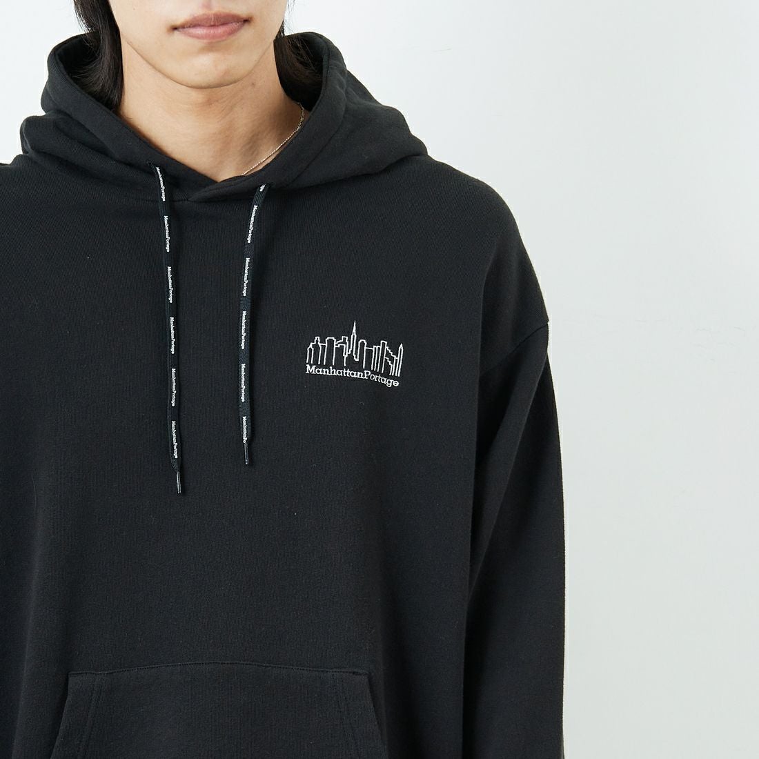 MANHATTAN PORTAGE [マンハッタンポーテージ] ロゴ刺繍スウェットフーディ [MP-M599] 09 BLACK &&モデル身長：179cm 着用サイズ：L&&