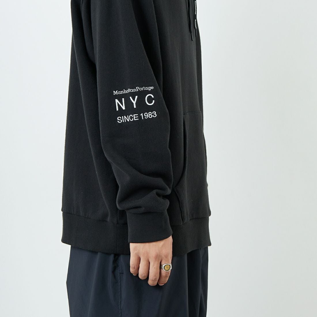 MANHATTAN PORTAGE [マンハッタンポーテージ] ロゴ刺繍スウェットフーディ [MP-M599] 09 BLACK &&モデル身長：179cm 着用サイズ：L&&