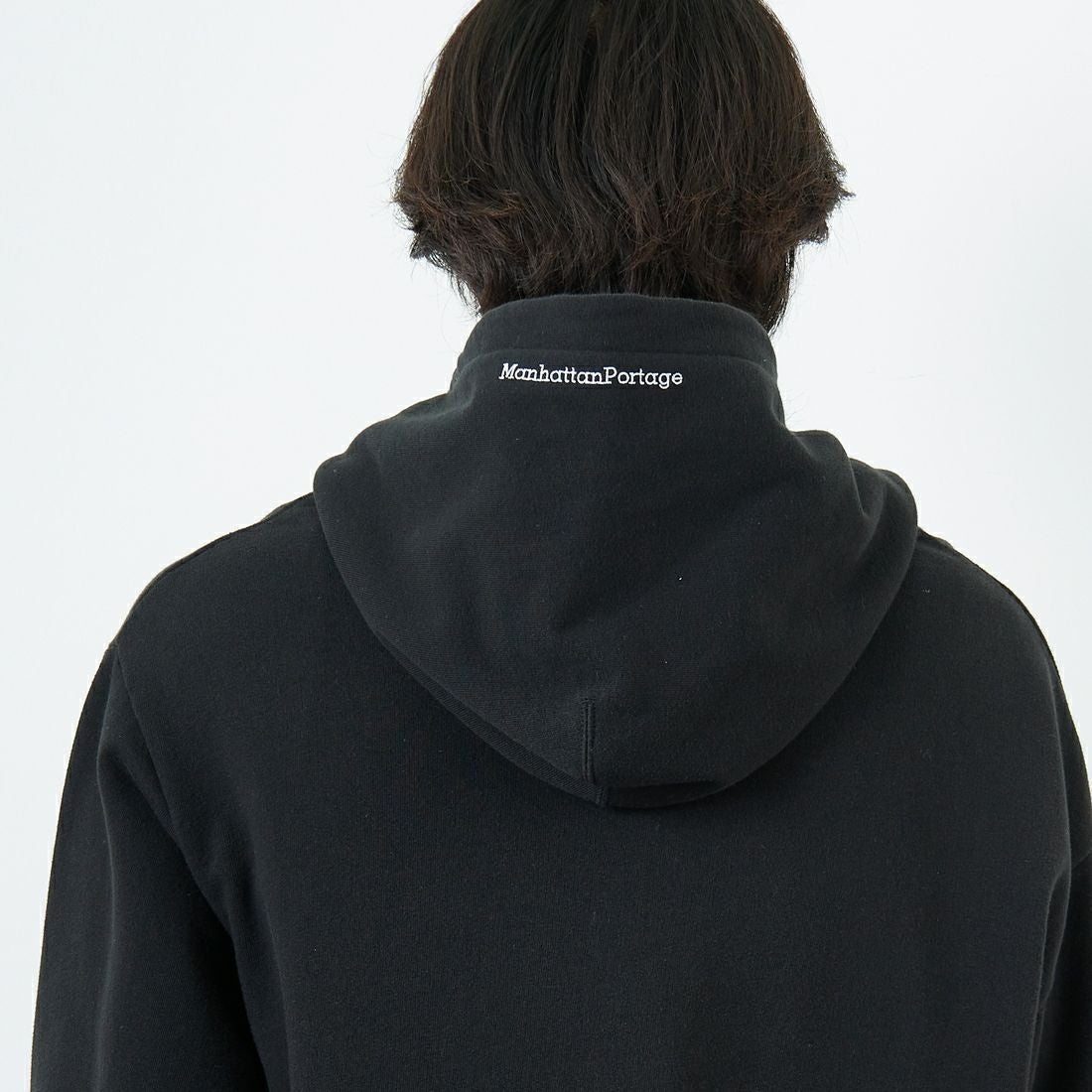 MANHATTAN PORTAGE [マンハッタンポーテージ] ロゴ刺繍スウェットフーディ [MP-M599] 09 BLACK &&モデル身長：179cm 着用サイズ：L&&