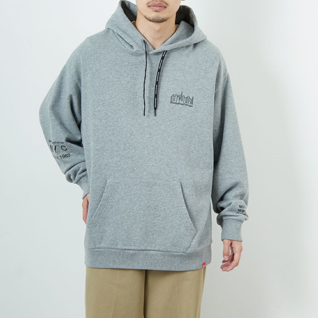 MANHATTAN PORTAGE [マンハッタンポーテージ] ロゴ刺繍スウェットフーディ [MP-M599] 04 H.GRAY &&モデル身長：167cm 着用サイズ：L&&