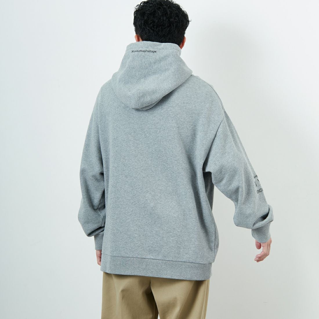 MANHATTAN PORTAGE [マンハッタンポーテージ] ロゴ刺繍スウェットフーディ [MP-M599] 04 H.GRAY &&モデル身長：167cm 着用サイズ：L&&