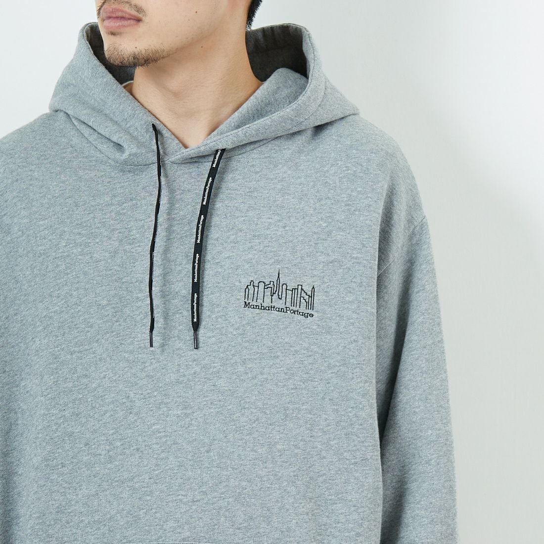 MANHATTAN PORTAGE [マンハッタンポーテージ] ロゴ刺繍スウェットフーディ [MP-M599] 04 H.GRAY &&モデル身長：167cm 着用サイズ：L&&
