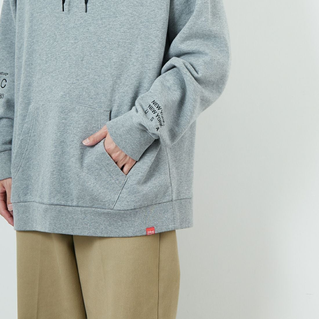 MANHATTAN PORTAGE [マンハッタンポーテージ] ロゴ刺繍スウェットフーディ [MP-M599] 04 H.GRAY &&モデル身長：167cm 着用サイズ：L&&