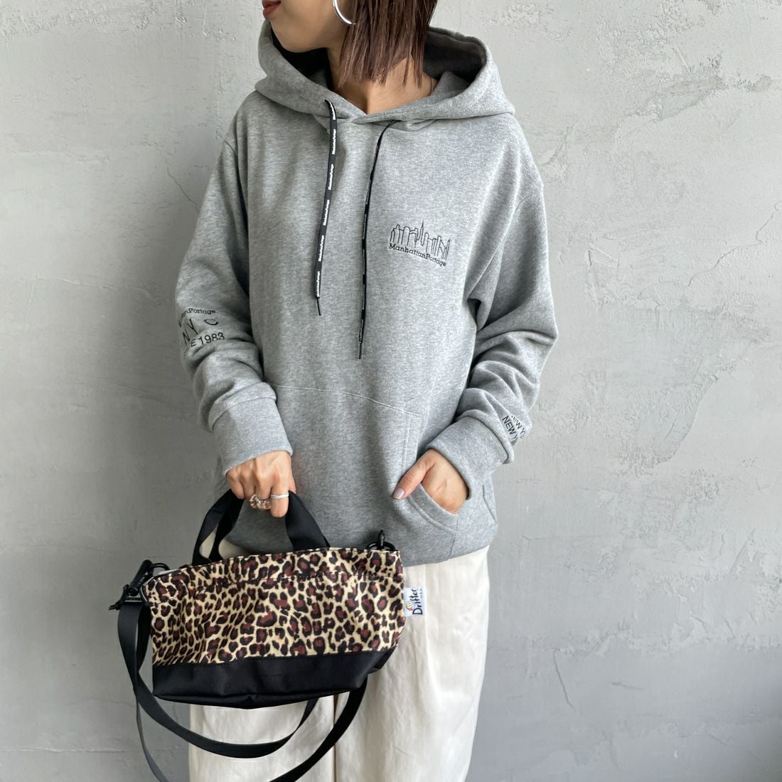 MANHATTAN PORTAGE [マンハッタンポーテージ] ロゴ刺繍スウェットフーディ [MP-M599] 04 H.GRAY &&モデル身長：159cm 着用サイズ：S&&