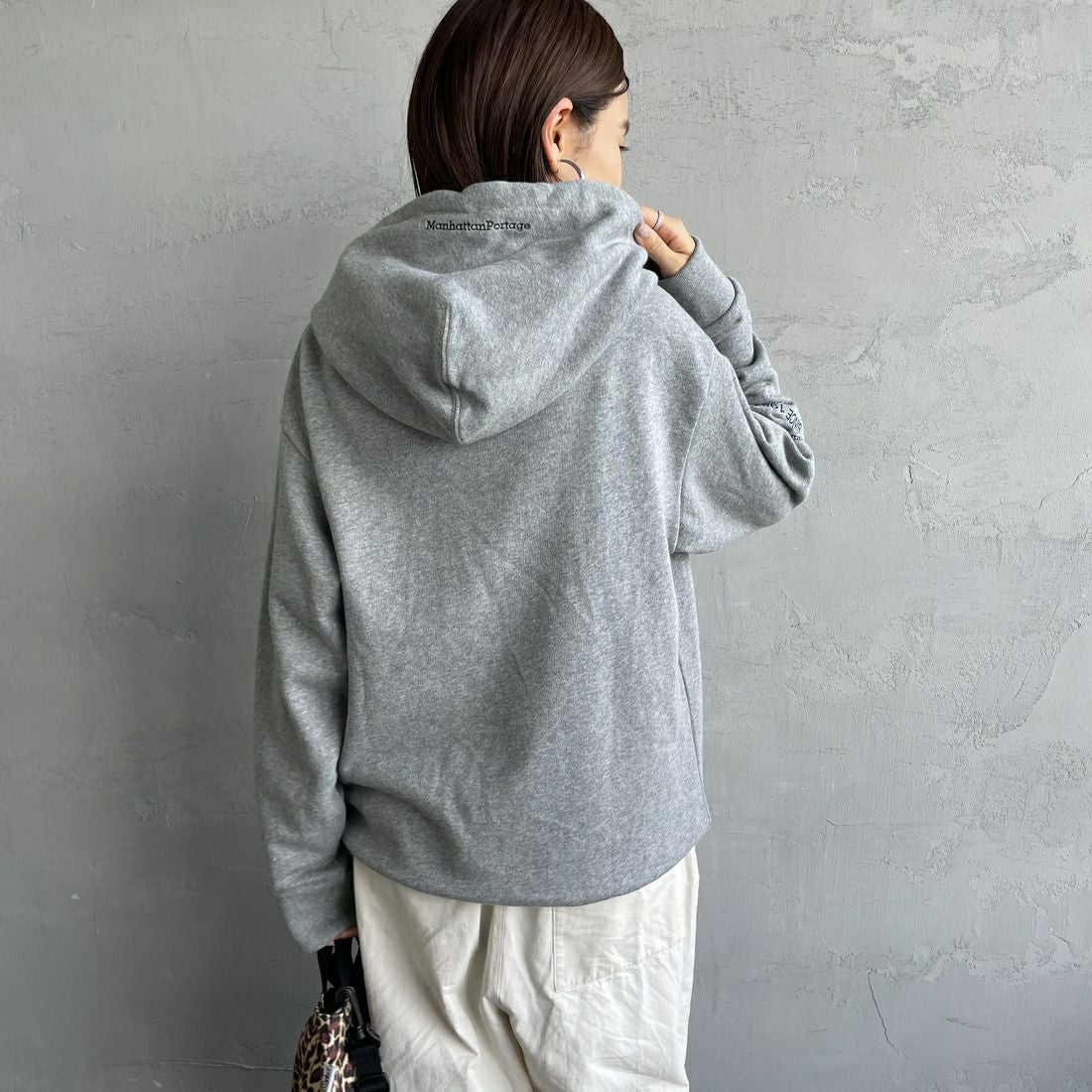 MANHATTAN PORTAGE [マンハッタンポーテージ] ロゴ刺繍スウェットフーディ [MP-M599] 04 H.GRAY &&モデル身長：159cm 着用サイズ：S&&
