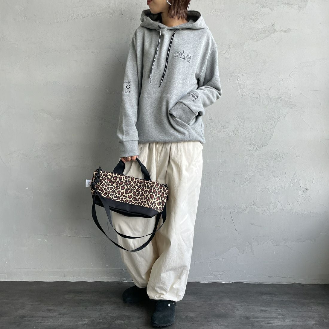 MANHATTAN PORTAGE [マンハッタンポーテージ] ロゴ刺繍スウェットフーディ [MP-M599] 04 H.GRAY &&モデル身長：159cm 着用サイズ：S&&