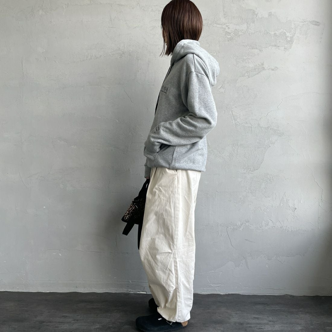 MANHATTAN PORTAGE [マンハッタンポーテージ] ロゴ刺繍スウェットフーディ [MP-M599] 04 H.GRAY &&モデル身長：159cm 着用サイズ：S&&