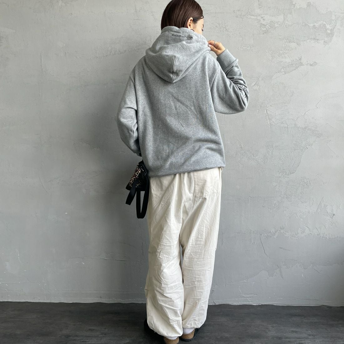 MANHATTAN PORTAGE [マンハッタンポーテージ] ロゴ刺繍スウェットフーディ [MP-M599] 04 H.GRAY &&モデル身長：159cm 着用サイズ：S&&