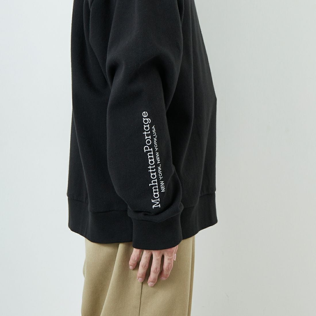 MANHATTAN PORTAGE [マンハッタンポーテージ] ロゴ刺繍スウェット [MP-M598] 09 BLACK &&モデル身長：167cm 着用サイズ：L&&