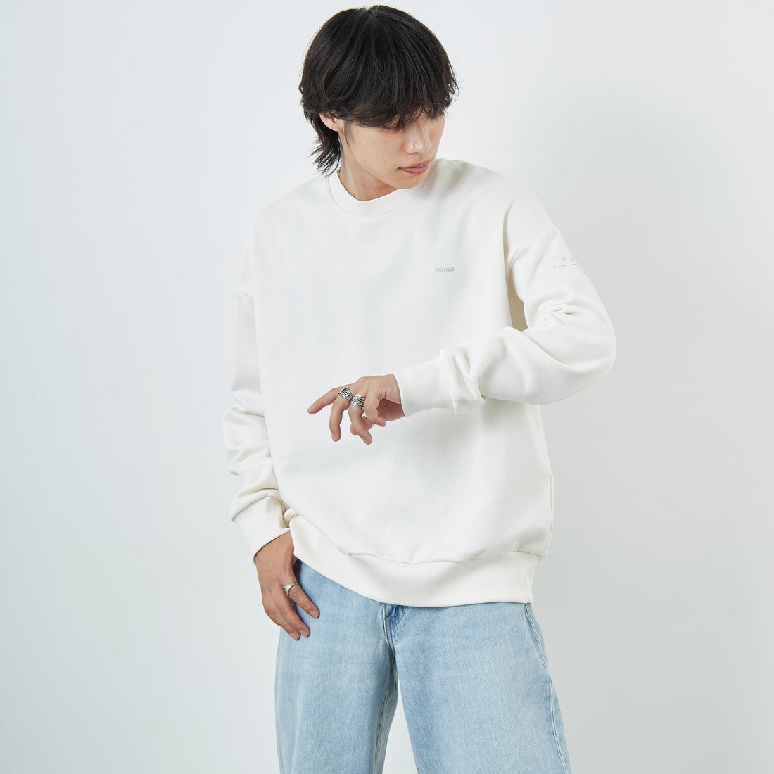 TATRAS [タトラス] 別注 LANIS ワンポイントロゴ クルーネックスウェット [MJXA0466063968-JF] 10 WHITE &&モデル身長：179cm 着用サイズ：3&&