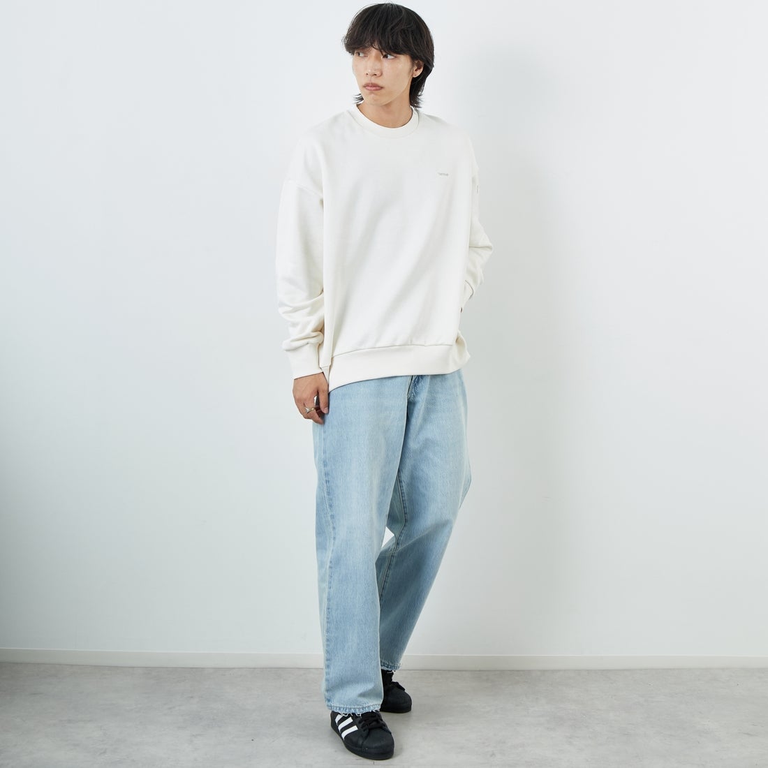 TATRAS [タトラス] 別注 LANIS ワンポイントロゴ クルーネックスウェット [MJXA0466063968-JF] 10 WHITE &&モデル身長：179cm 着用サイズ：3&&