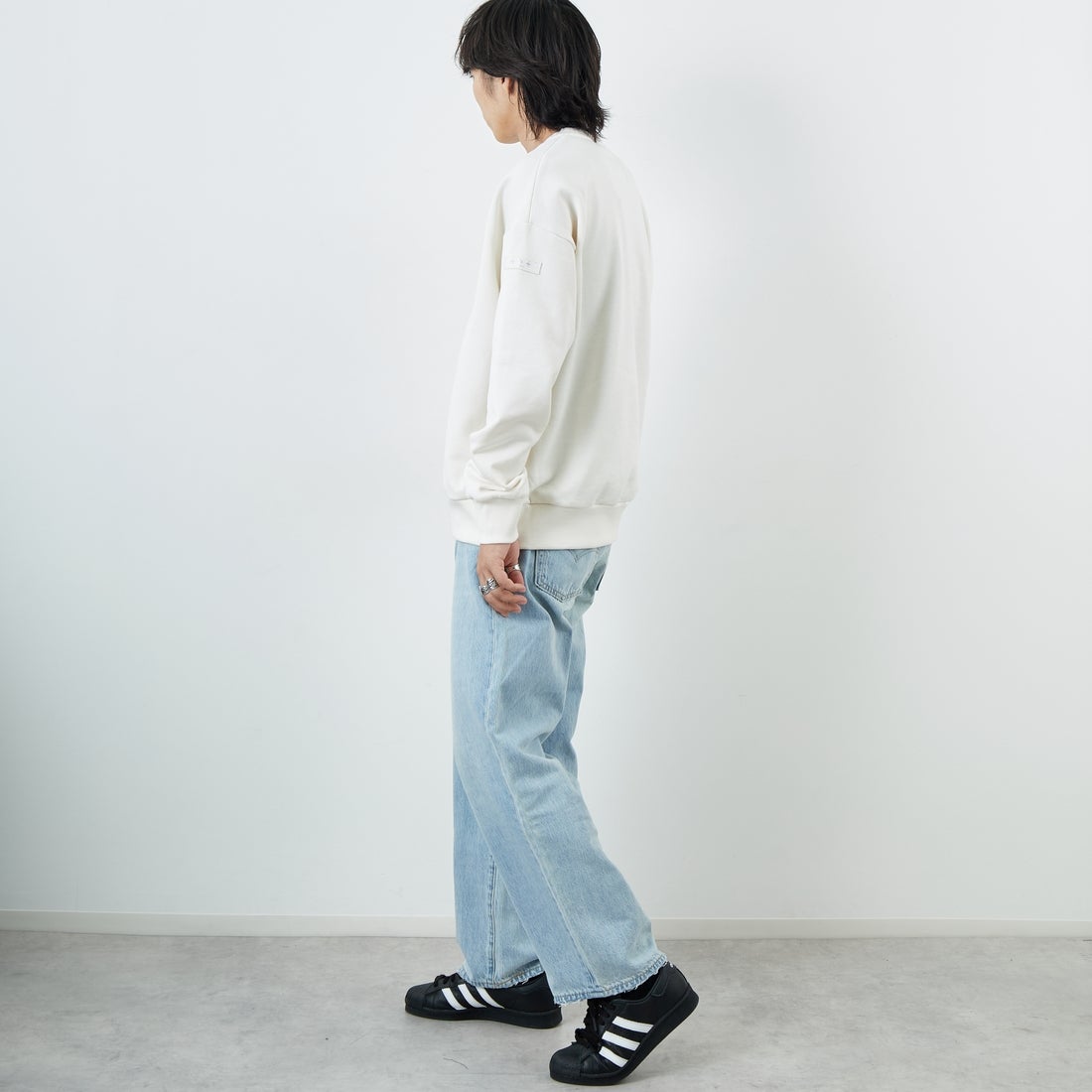 TATRAS [タトラス] 別注 LANIS ワンポイントロゴ クルーネックスウェット [MJXA0466063968-JF] 10 WHITE &&モデル身長：179cm 着用サイズ：3&&