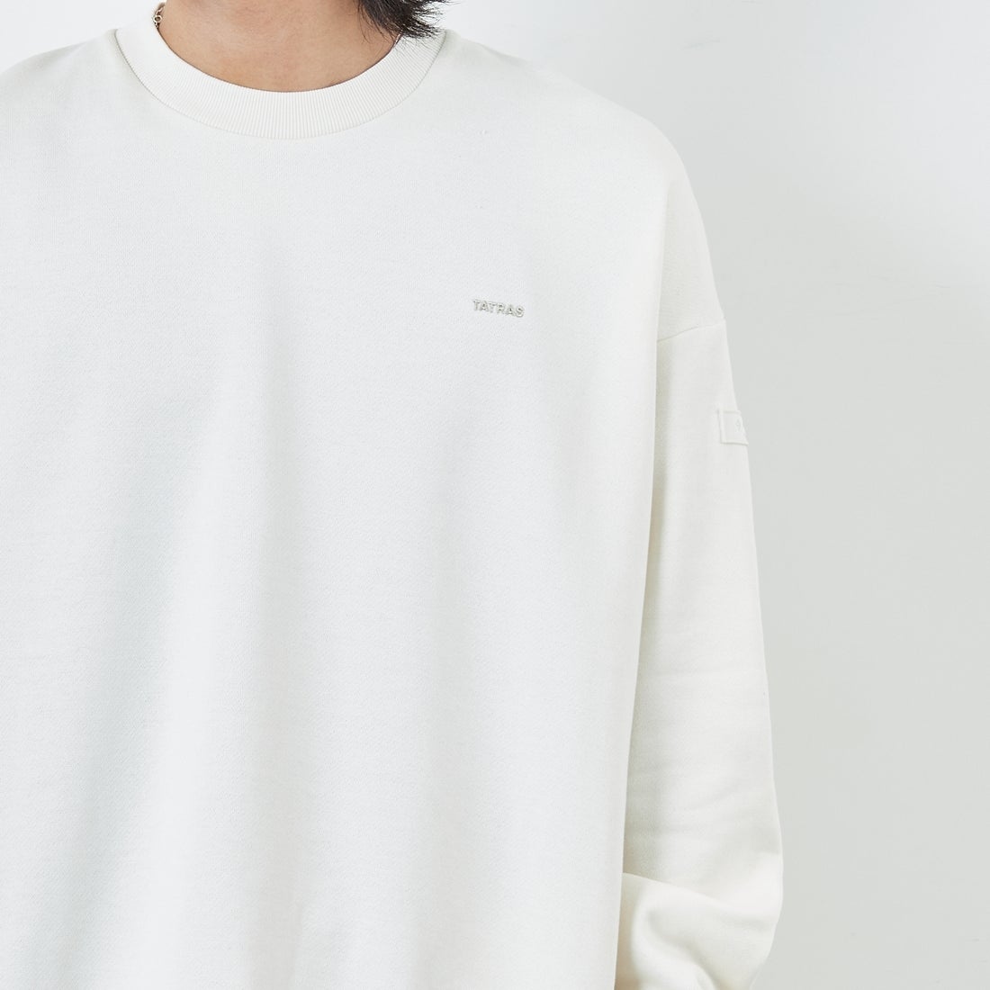 TATRAS [タトラス] 別注 LANIS ワンポイントロゴ クルーネックスウェット [MJXA0466063968-JF] 10 WHITE &&モデル身長：179cm 着用サイズ：3&&