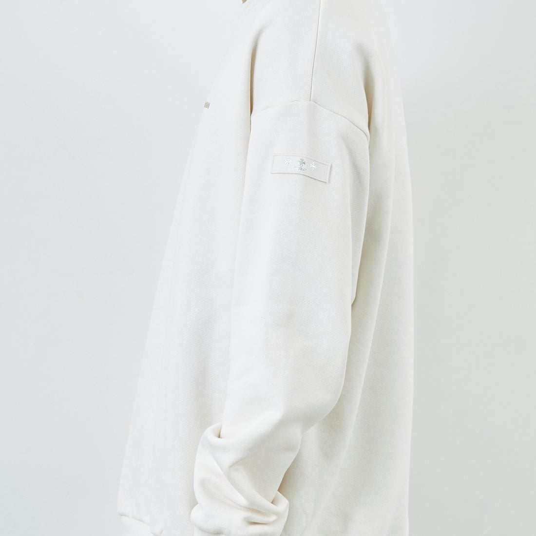 TATRAS [タトラス] 別注 LANIS ワンポイントロゴ クルーネックスウェット [MJXA0466063968-JF] 10 WHITE &&モデル身長：179cm 着用サイズ：3&&