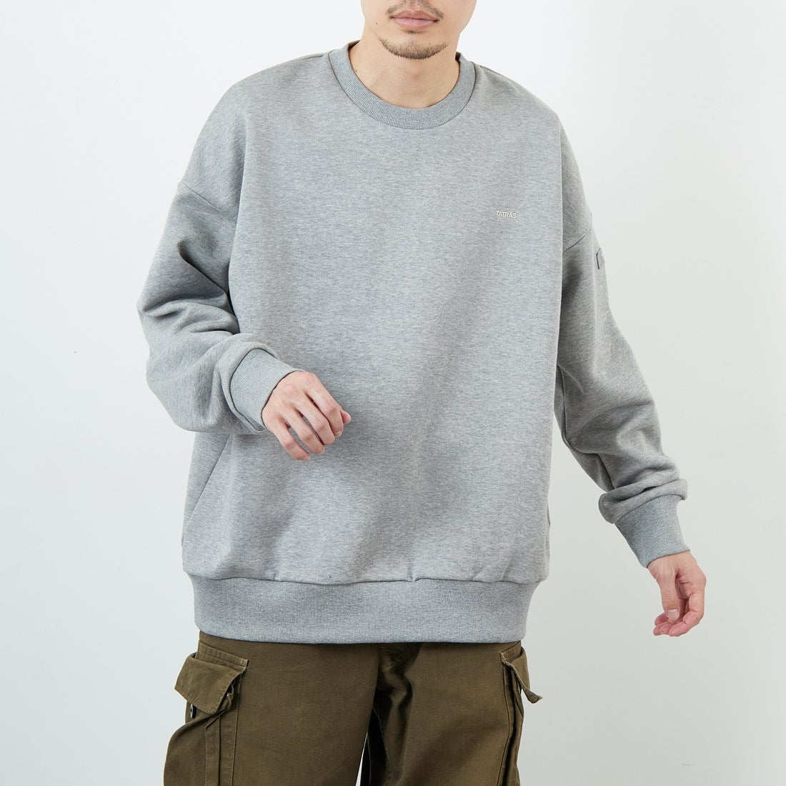 TATRAS [タトラス] 別注 LANIS ワンポイントロゴ クルーネックスウェット [MJXA0466063968-JF] 07 GRAY &&モデル身長：168cm 着用サイズ：3&&