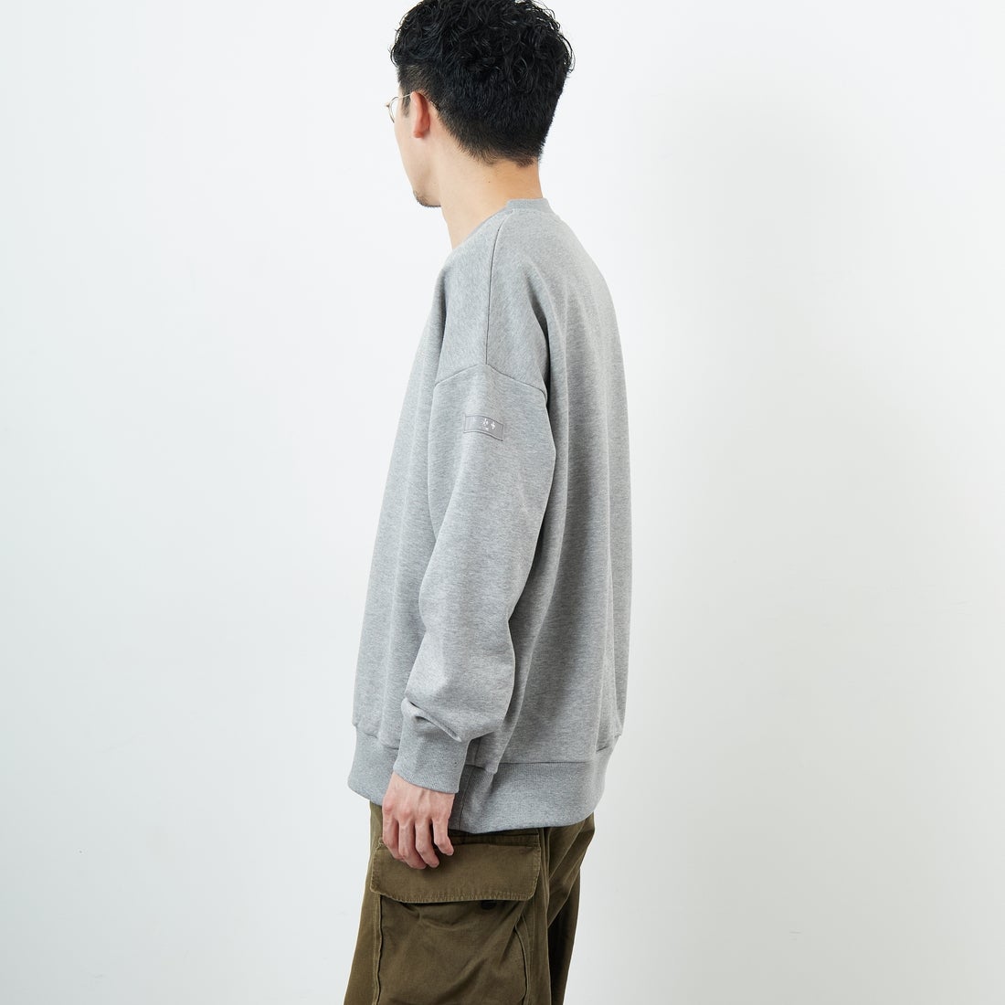 TATRAS [タトラス] 別注 LANIS ワンポイントロゴ クルーネックスウェット [MJXA0466063968-JF] 07 GRAY &&モデル身長：168cm 着用サイズ：3&&